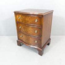 A reproduction mahogany bow-front chest of three drawers. 55x67x42cm.