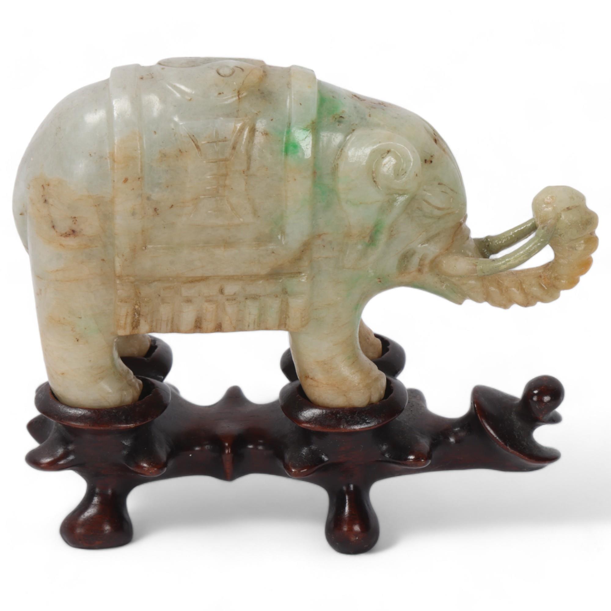 A small pair of Chinese carved jade elephant on carved wood stand, length 10.5cm - Bild 4 aus 5