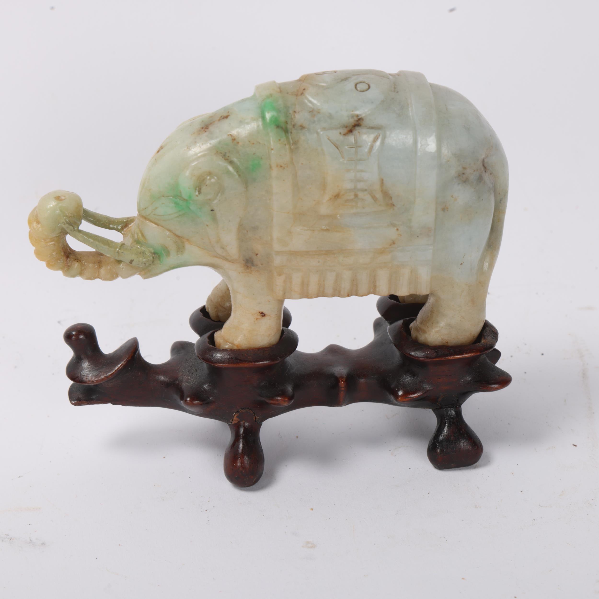 A small pair of Chinese carved jade elephant on carved wood stand, length 10.5cm - Bild 2 aus 5