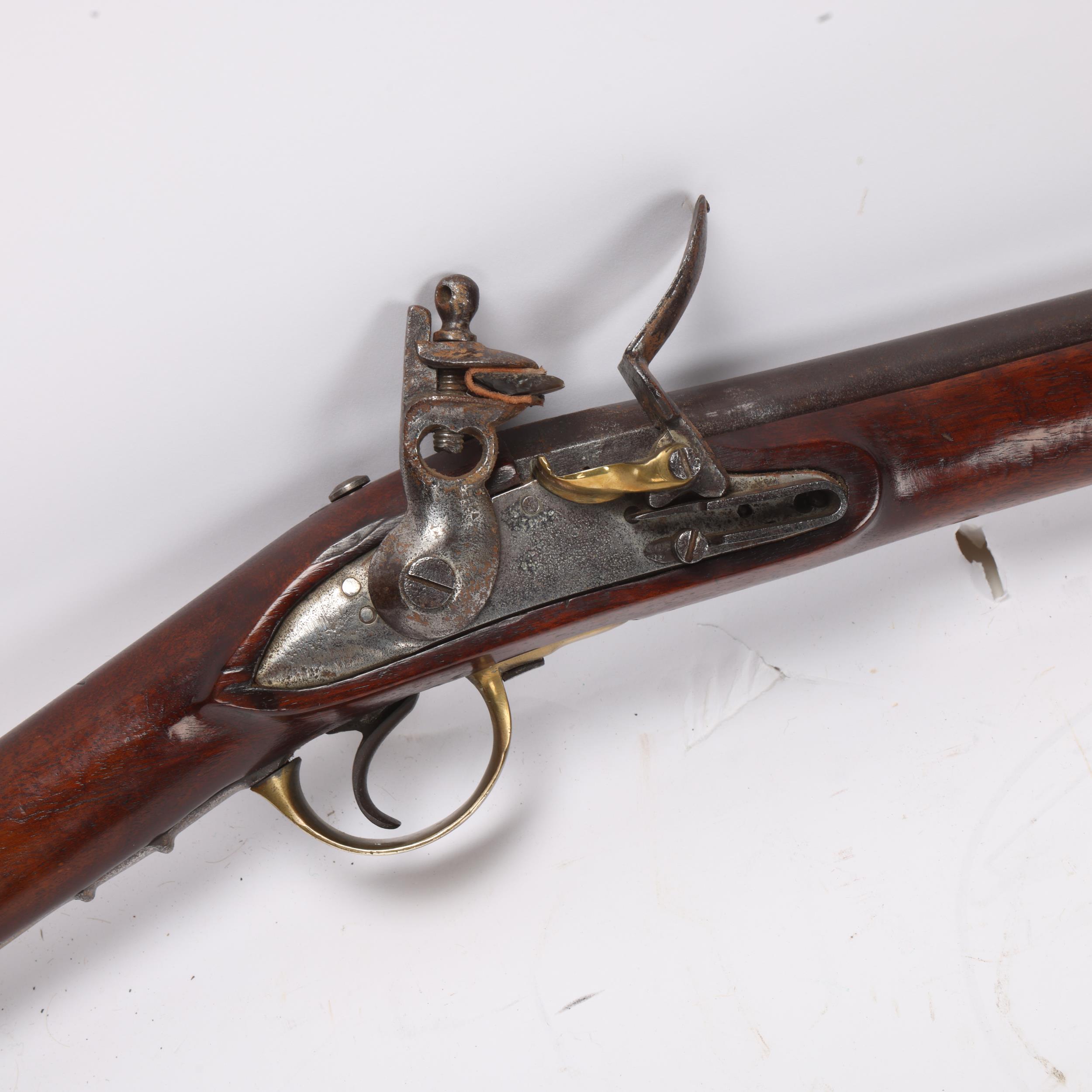 An antique flintlock rifle, with brass bound barrel, makers stamp to barrel, stock marks AM and - Bild 2 aus 3