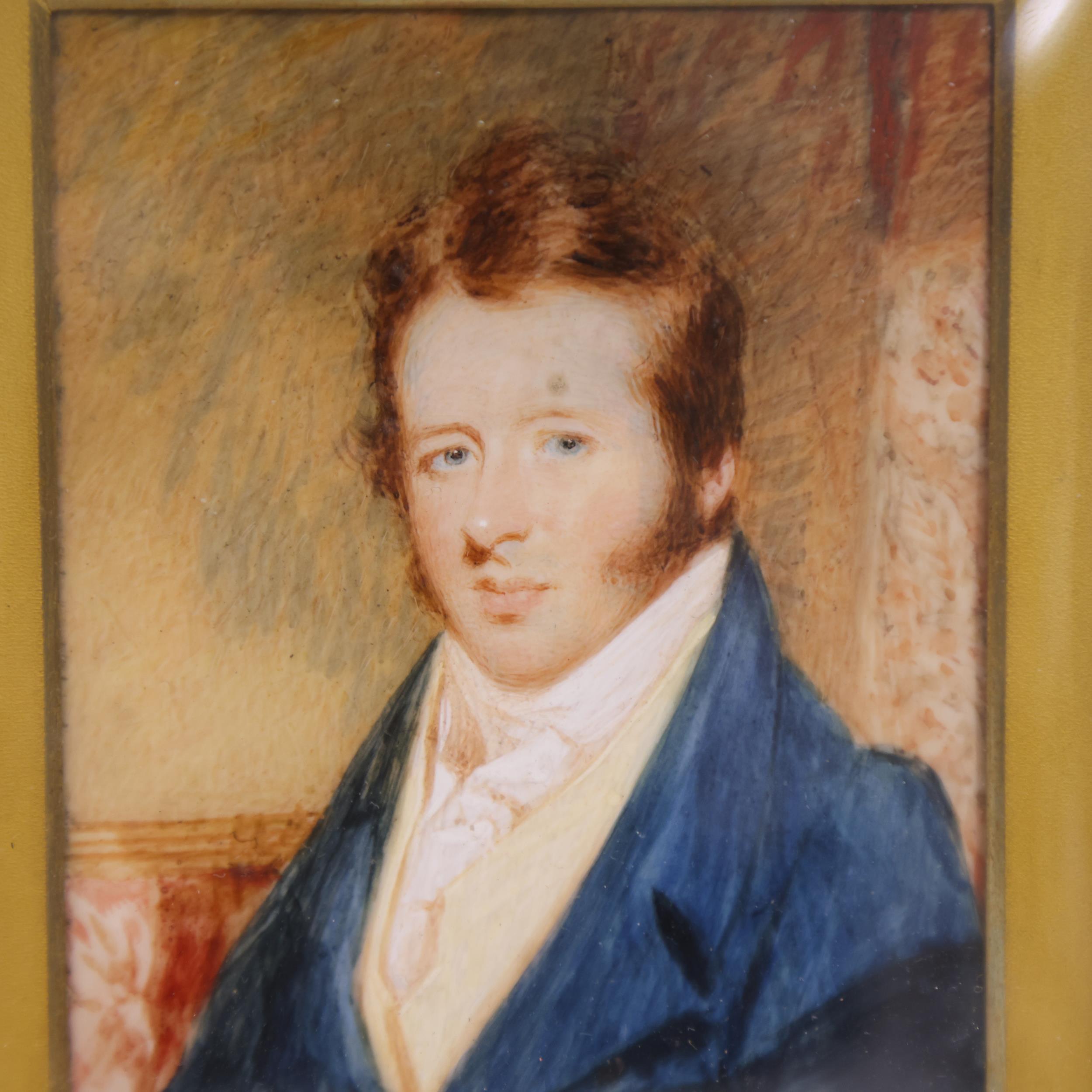 Miniature portrait of a gentleman wearing a blue coat, watercolour on ivorine, early 19th century, - Bild 2 aus 3