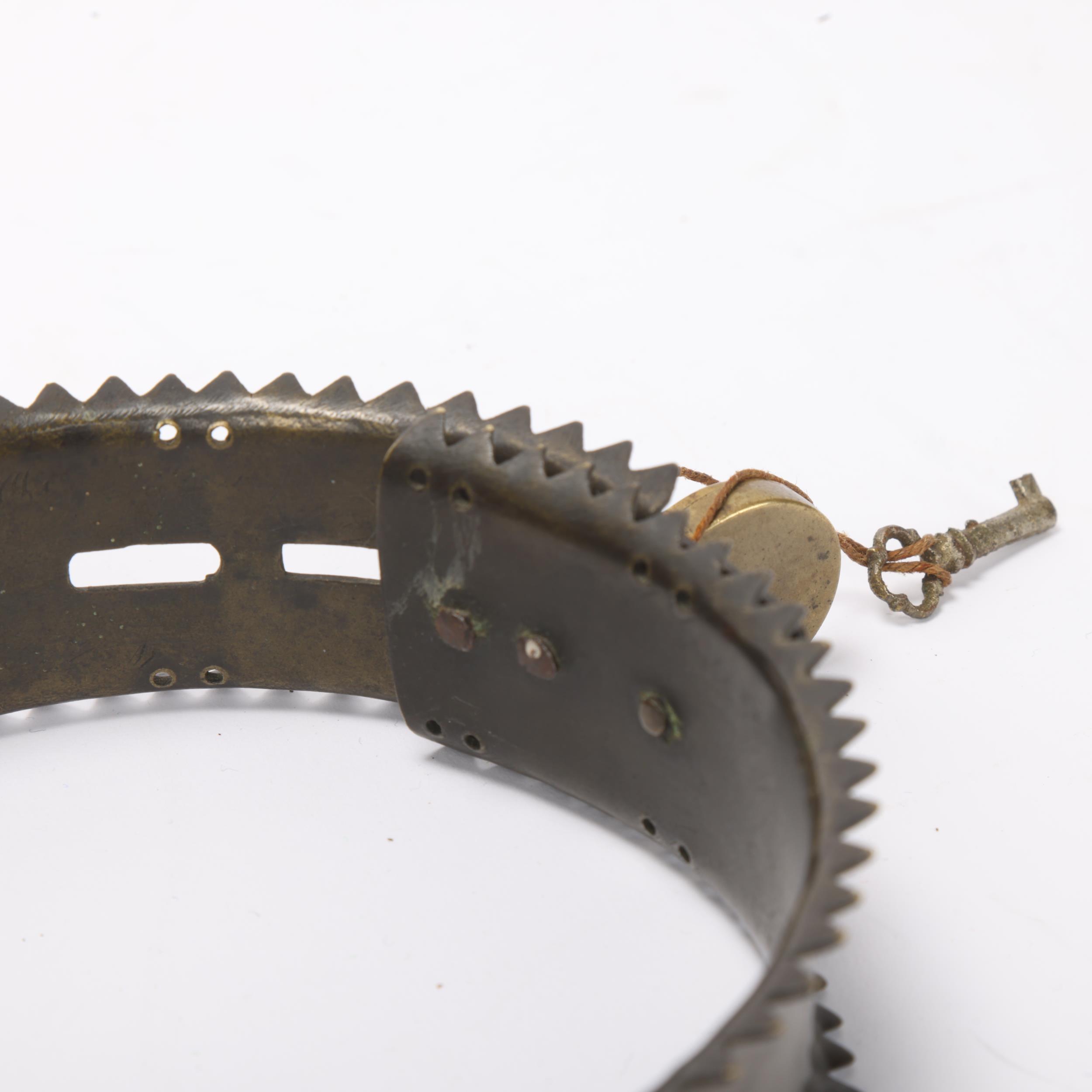 Antique brass dog collar with serrated edge, engraved Howard Esq Lower Close Norwich, complete - Bild 3 aus 3