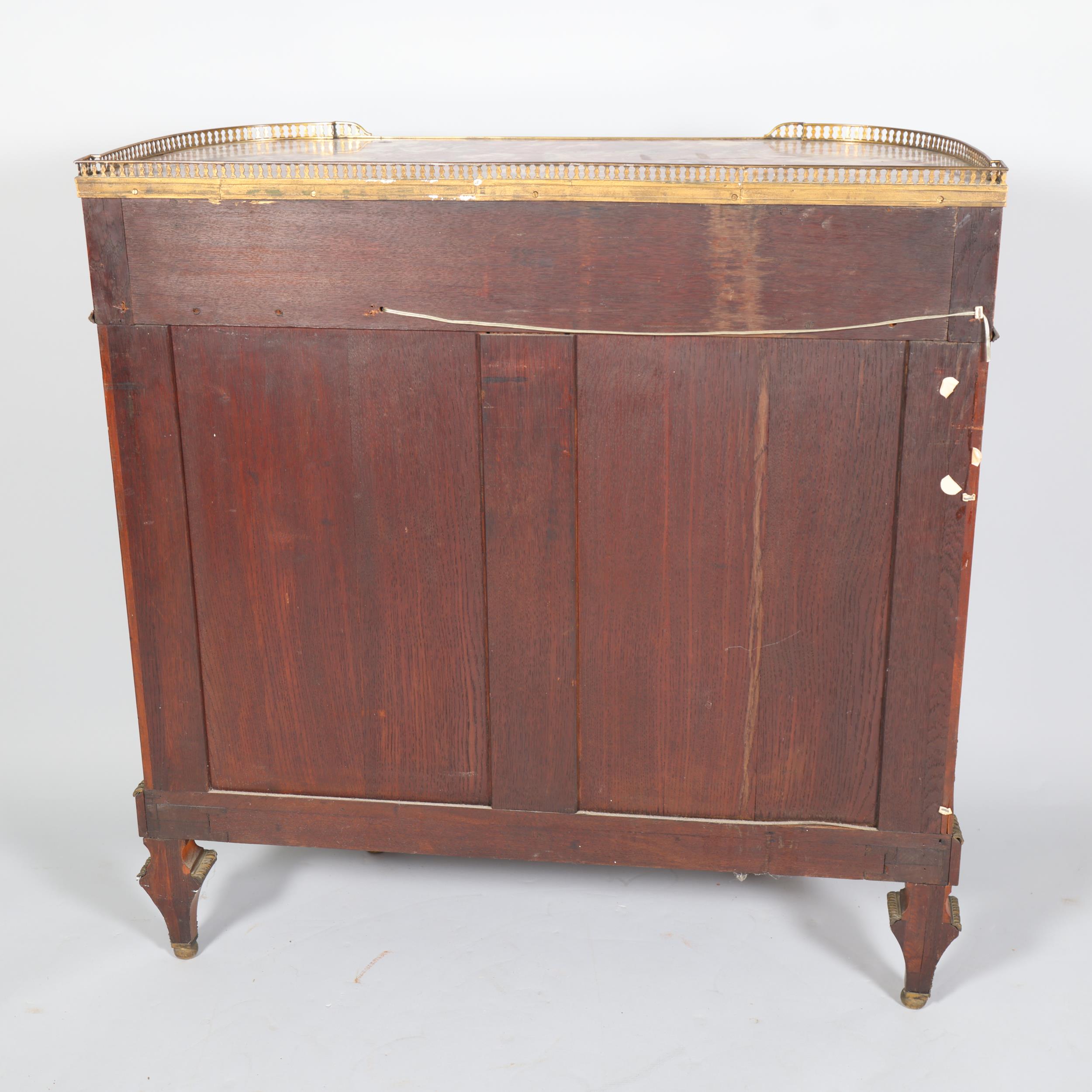 A fine quality French walnut and marquetry inlaid vitrine cabinet, circa 1900, the marble top having - Image 6 of 7