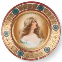 A Vienna porcelain plate depicting a Classical beauty, gilded border, diameter 24cm Perfect