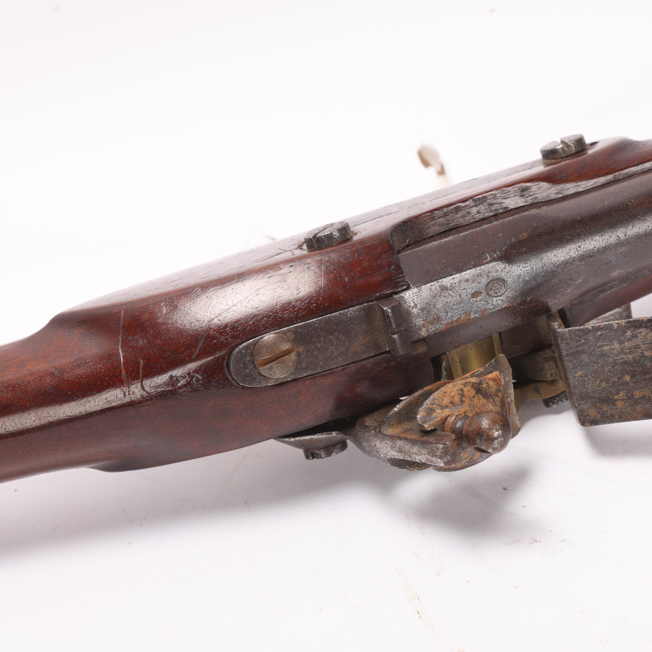 An antique flintlock rifle, with brass bound barrel, makers stamp to barrel, stock marks AM and - Bild 3 aus 3