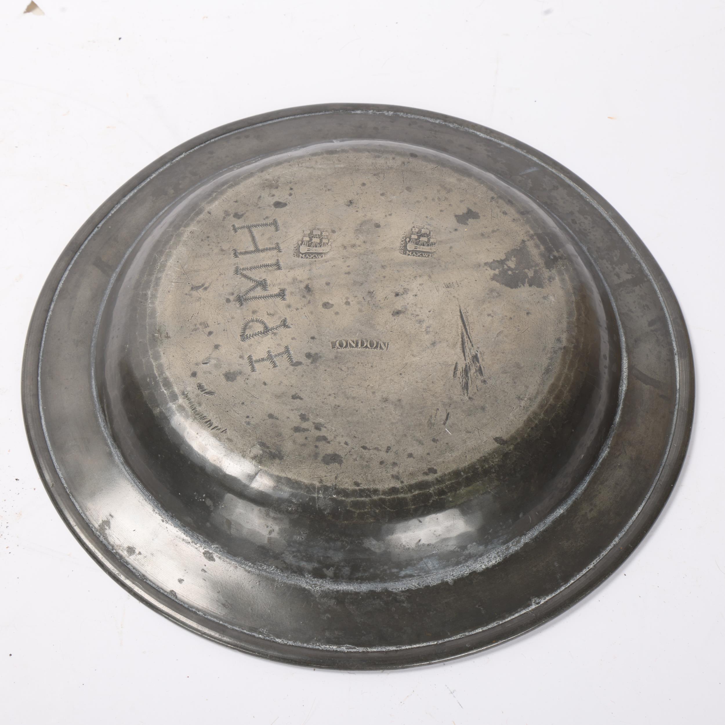 AMERICAN INTEREST - pewter charger circa 1800, made by Stephen Maxwell (Scottish Nationalist), - Image 2 of 3