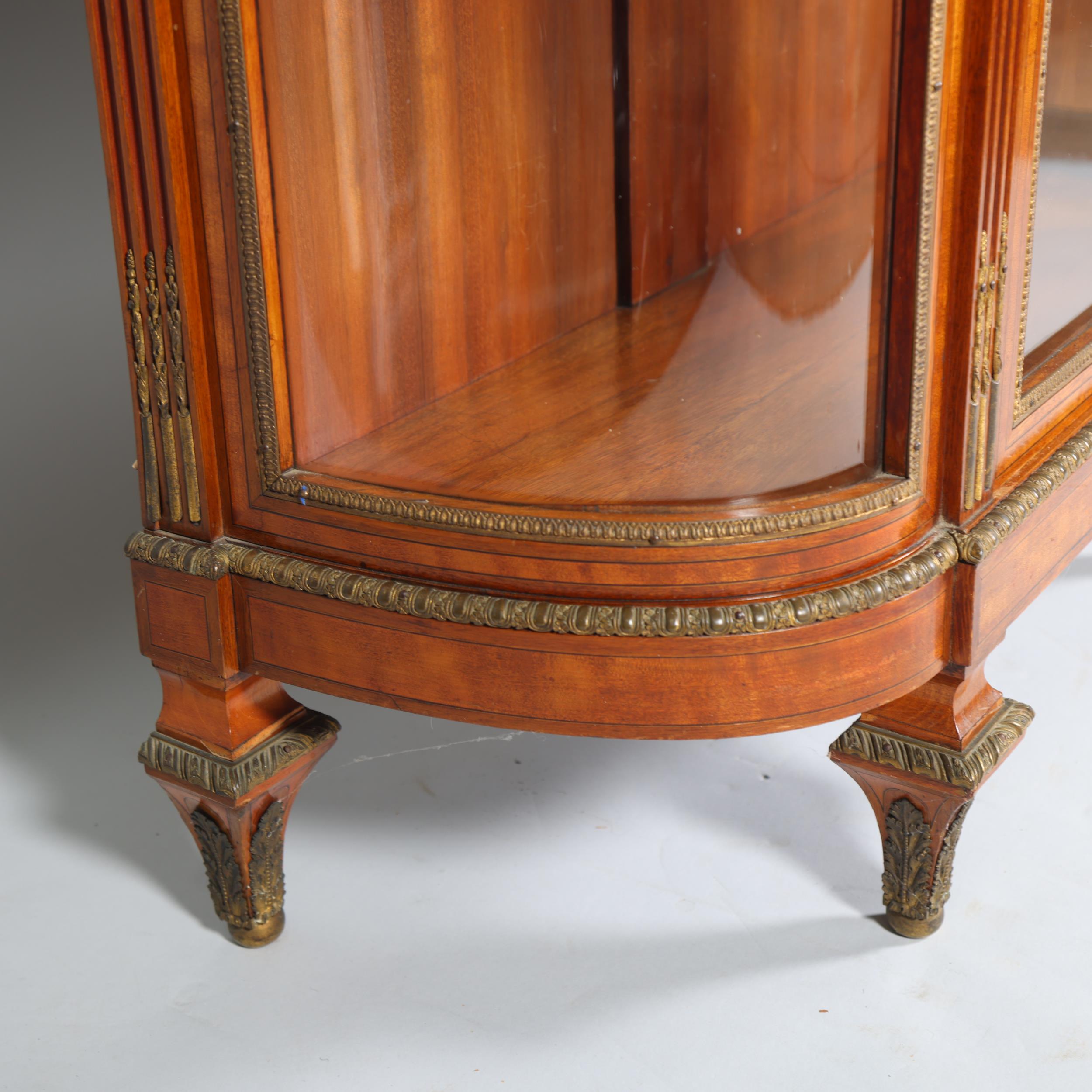 A fine quality French walnut and marquetry inlaid vitrine cabinet, circa 1900, the marble top having - Image 5 of 7