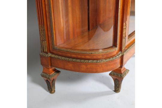 A fine quality French walnut and marquetry inlaid vitrine cabinet, circa 1900, the marble top having - Image 5 of 7