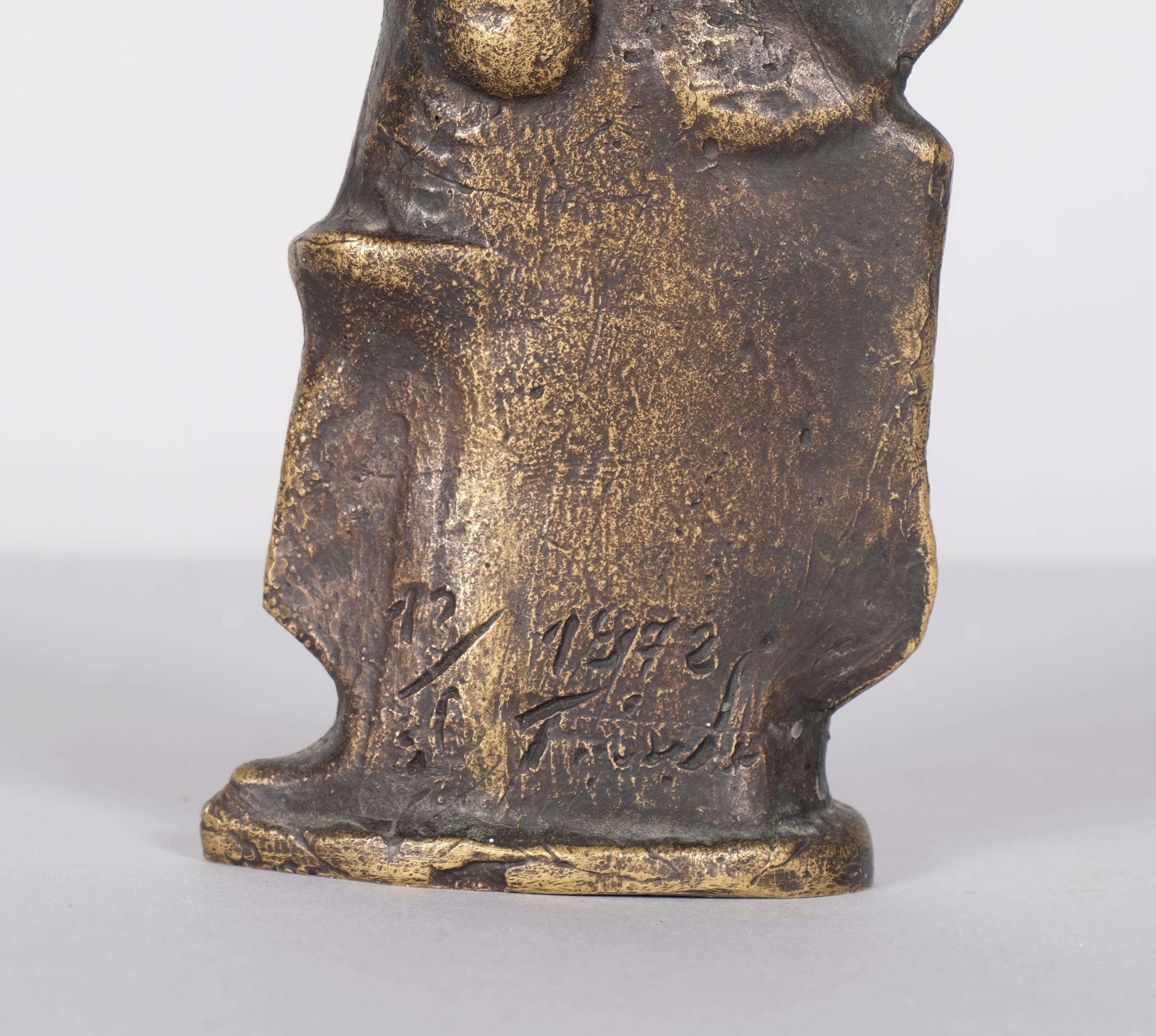 Circle of Elisabeth Frink (1930 - 1993), abstract chess piece, bronze sculpture, signed and dated - Image 3 of 4