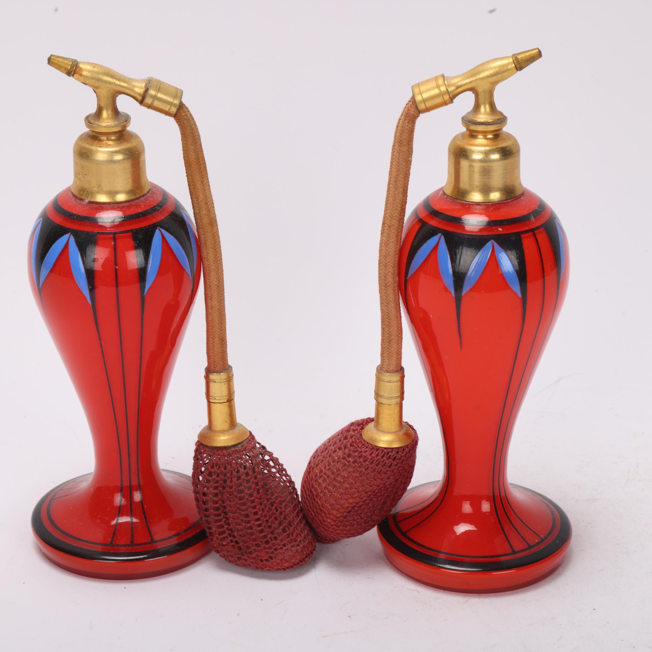 Pair of Art Deco red glass atomiser perfume bottles, with painted decoration and gilt-metal - Bild 2 aus 3