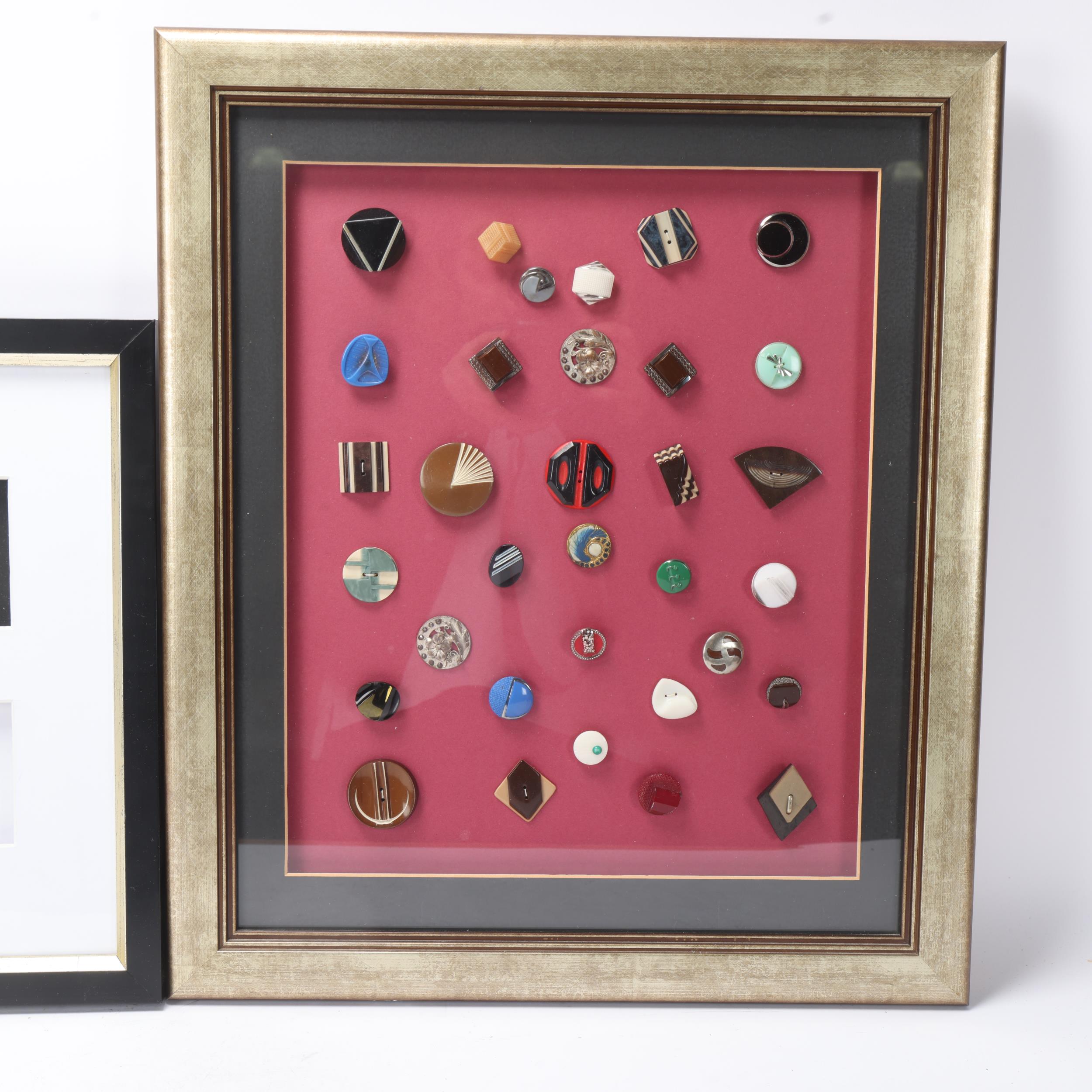 A collection of Art Deco Bakelite buckles and buttons, mounted in 4 good quality modern frames (4) - Bild 2 aus 3