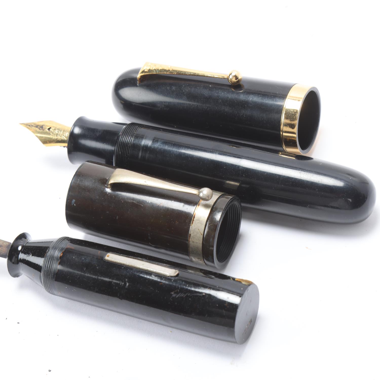A 1940s' /50s' Japanese jumbo size "New Clip" fountain pen, cigar shape black resin body, cap - Bild 3 aus 4