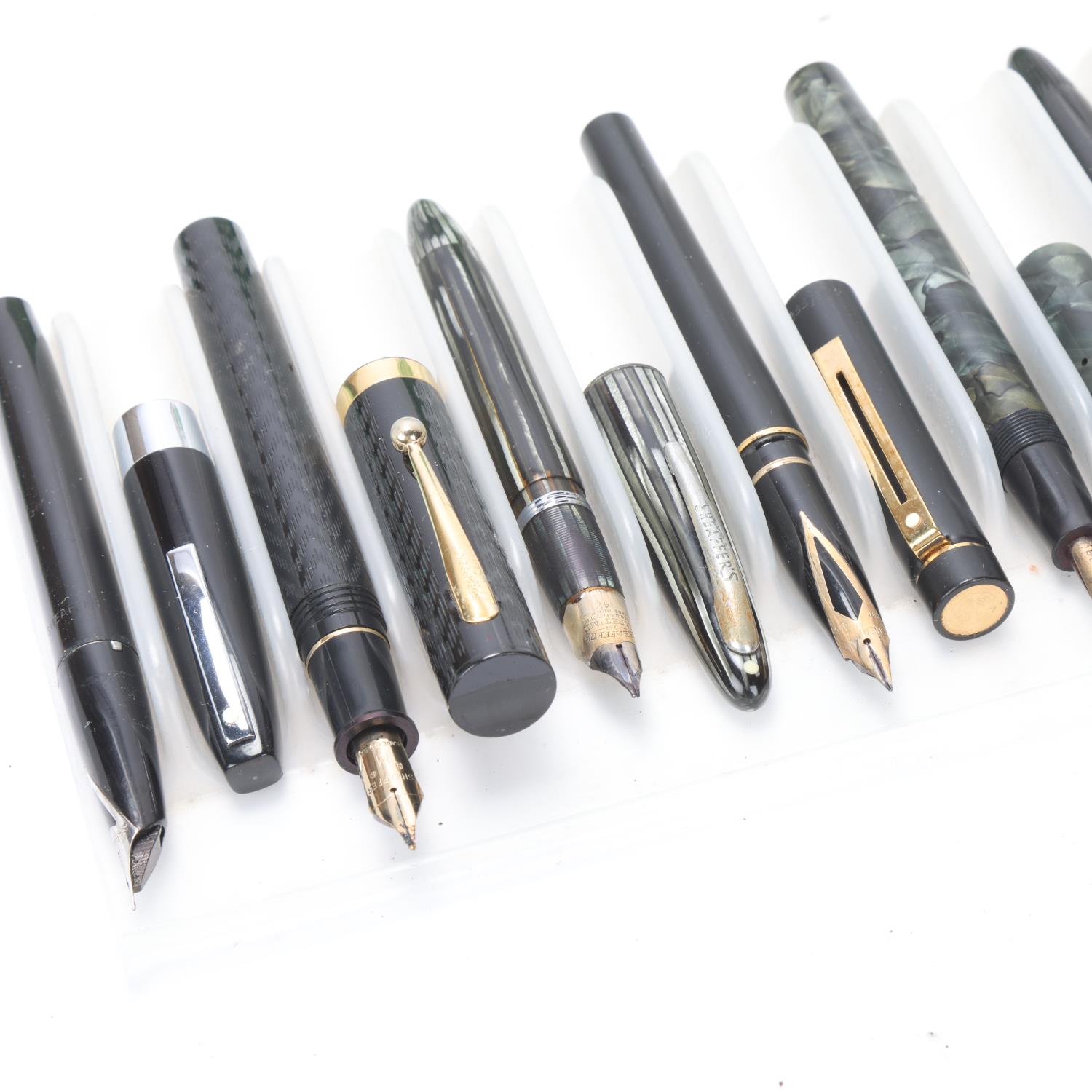 12 vintage Sheaffer fountain pens, 7 with 14ct nibs All in complete untested condition, some wear - Bild 4 aus 4