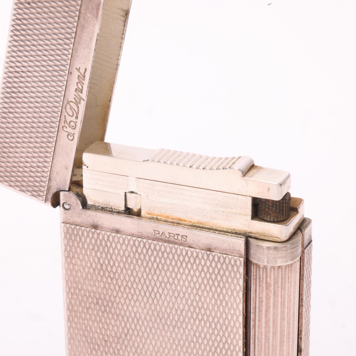 A vintage SJ Dupont, Paris silver plated lighter, numbered 1J8CD05, height 6.2cm, Roller spinning- - Image 4 of 4