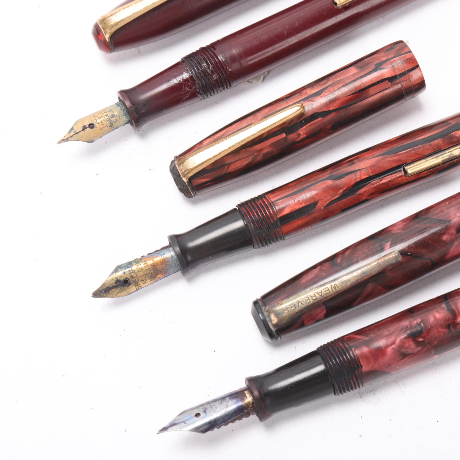 3 vintage Wearever, USA, lever fill fountain pens, circa 1940s' Marbled pens in complete untested - Image 2 of 4