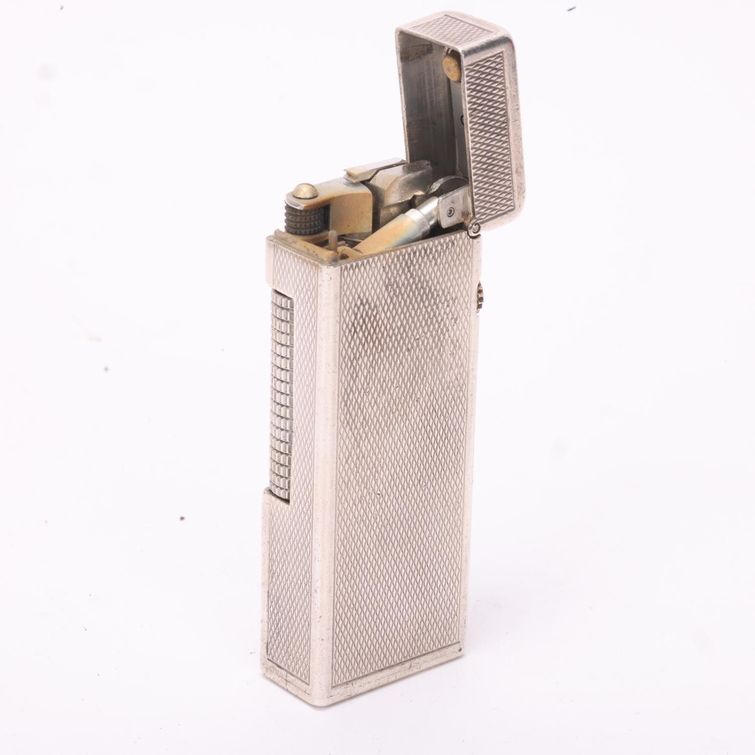 A vintage silver Dunhill Rollagas lighter, marked 925 to base with makers mark AD, engine turned - Bild 2 aus 4