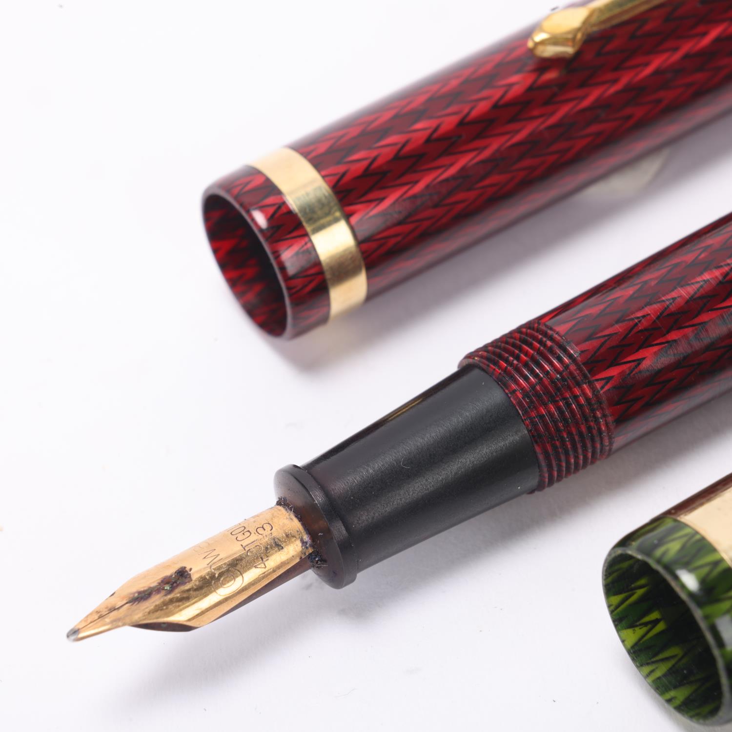2 vintage Conway Stewart lever fill fountain pens, with 14ct nibs and herringbone lacquer bodies, - Bild 3 aus 4