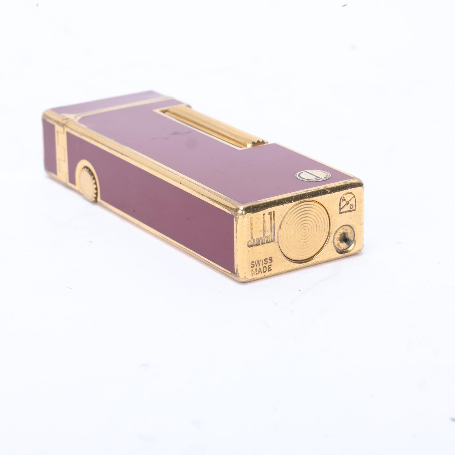 A vintage Dunhill Rollagas lighter, with gold plated and red lacquer body, makers marks to base, - Bild 4 aus 4