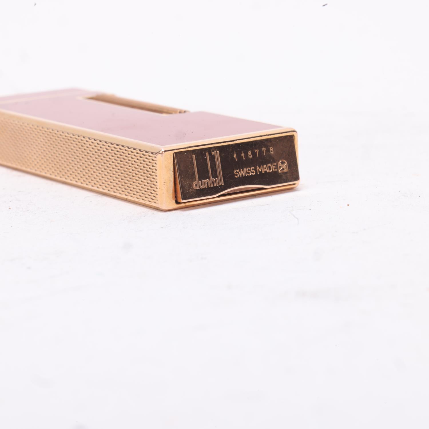 A Dunhill slimline Rollagas lighter, gold plated with red lacquer body, makers marks to base, - Bild 3 aus 4