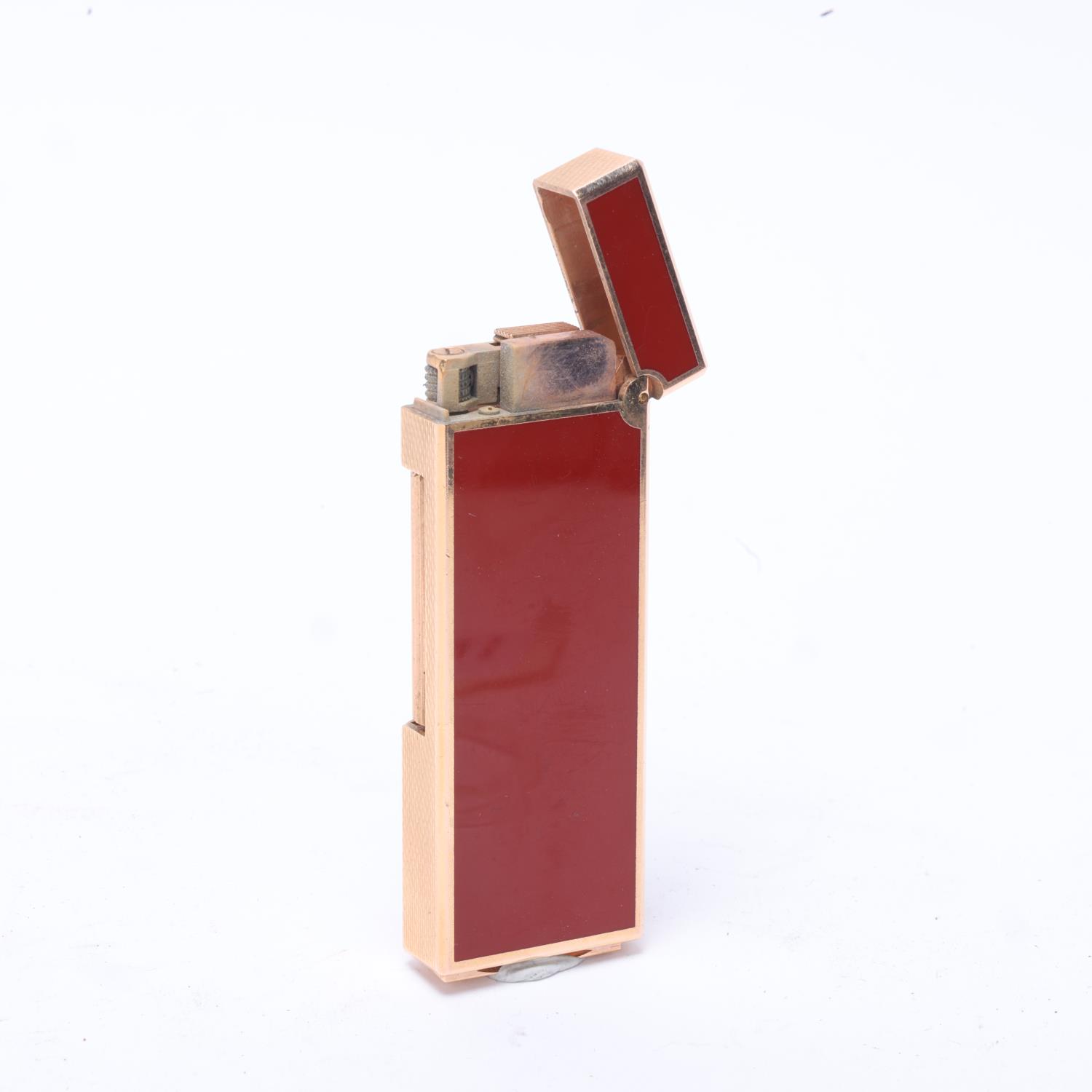 A Dunhill slimline Rollagas lighter, gold plated with red lacquer body, makers marks to base, - Bild 2 aus 4