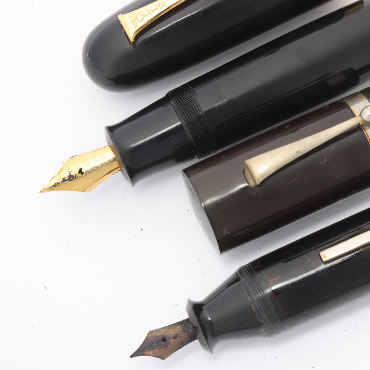 A 1940s' /50s' Japanese jumbo size "New Clip" fountain pen, cigar shape black resin body, cap - Bild 2 aus 4