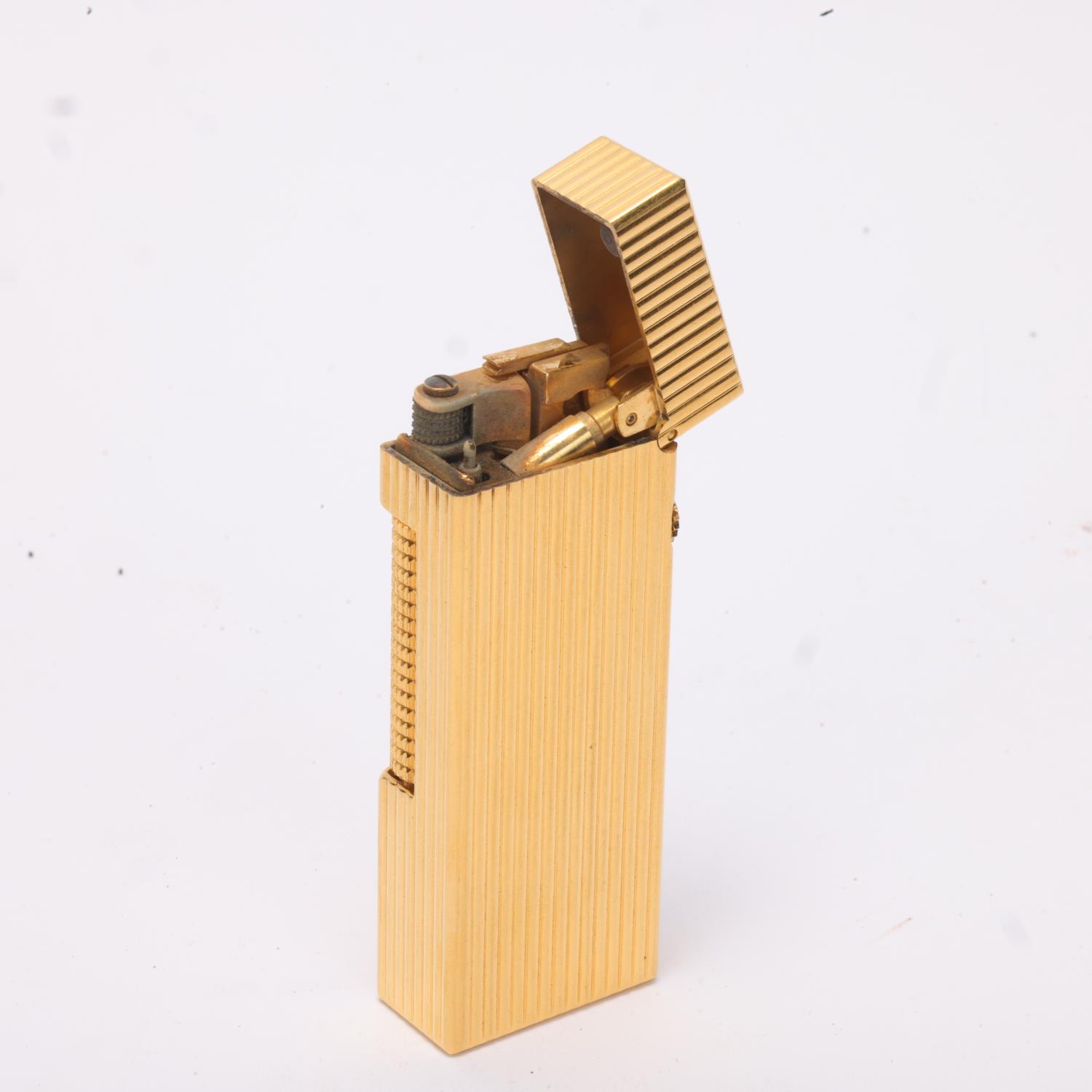 A Dunhill gold plated lighter, serial number 97966, in original box Very good condition - Bild 2 aus 4