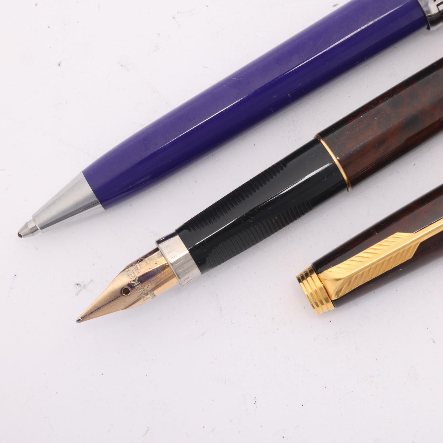 A Parker 75 Lacquer Fountain pen, French made tortoishell lacquer body with 15ct gold Medium nib, - Bild 2 aus 4