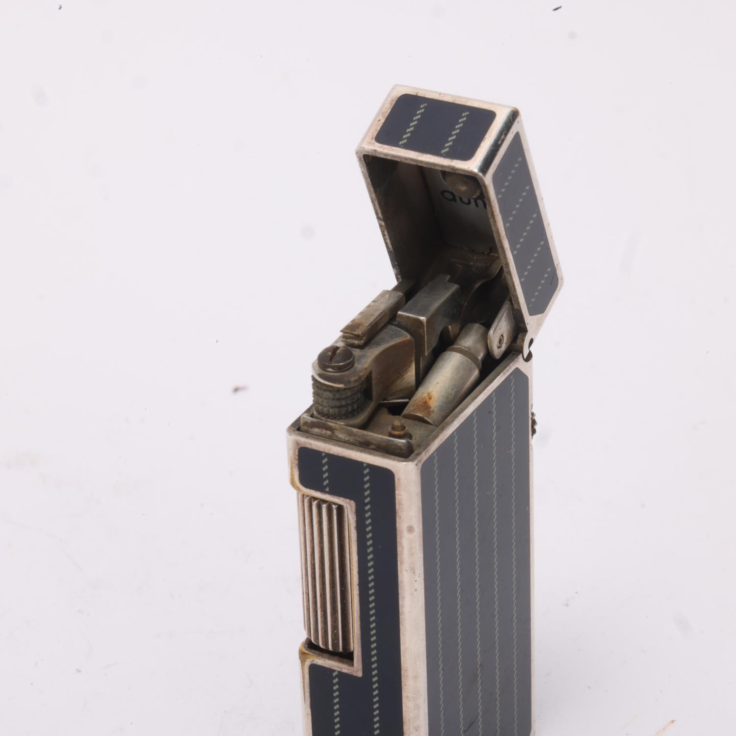 A vintage Dunhill Rollagas lighter, silver plated with detailed black lacquer panels, makers marks - Bild 4 aus 4