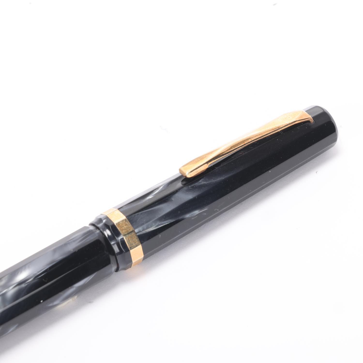 An Omas Dama fountain pen, with 14ct nib and black marbled resin, marked "EXTRA 445846 - Bild 3 aus 4