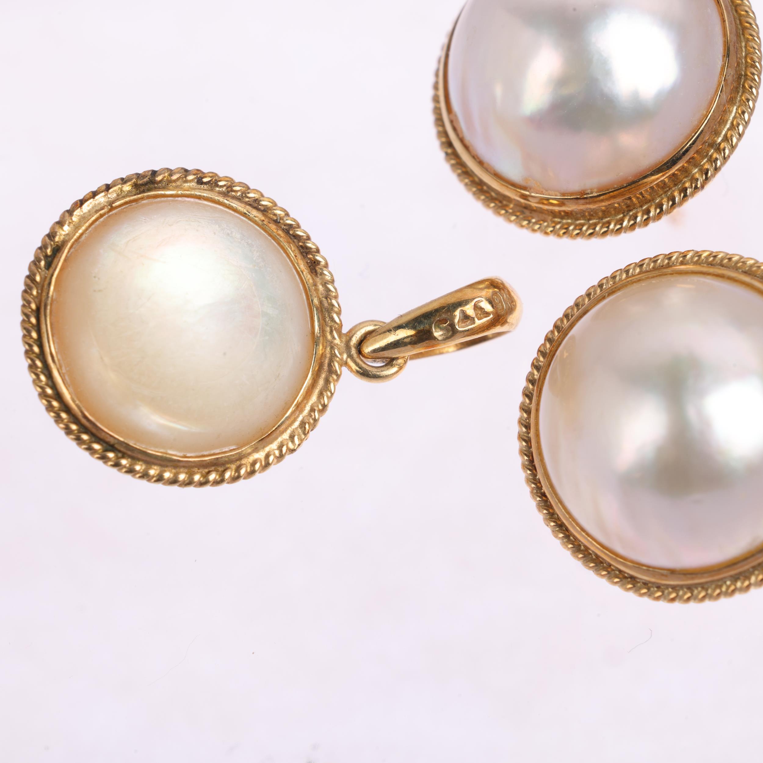 A 9ct gold Mabe pearl pendant and earring set, pendant 20mm, stud earrings 13.3mm, 5g total (2) - Image 2 of 4