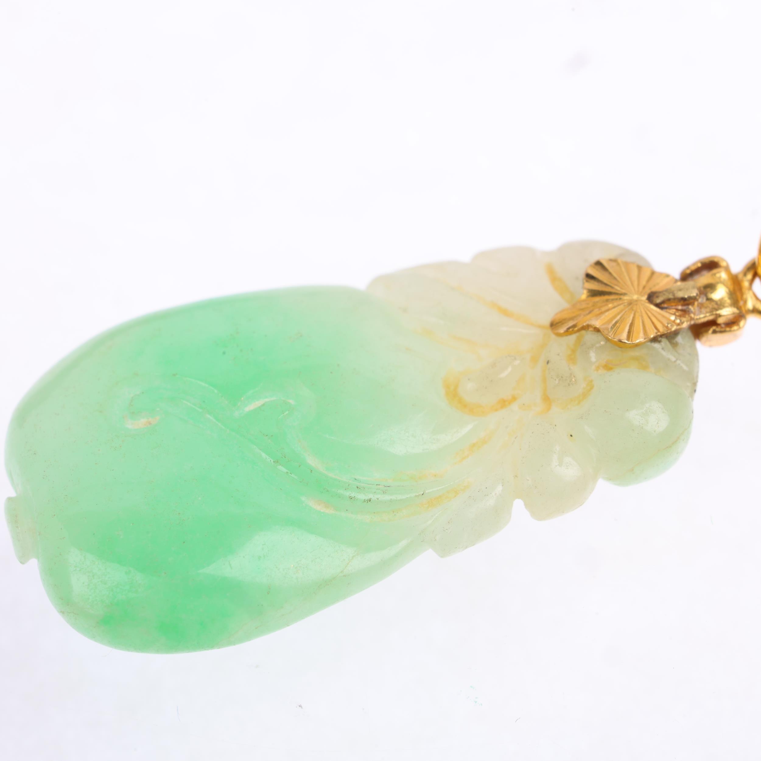 A Chinese carved jade gourd fruit pendant, with unmarked 21ct gold mount, 32.3mm, 3.9g Condition - Image 2 of 4