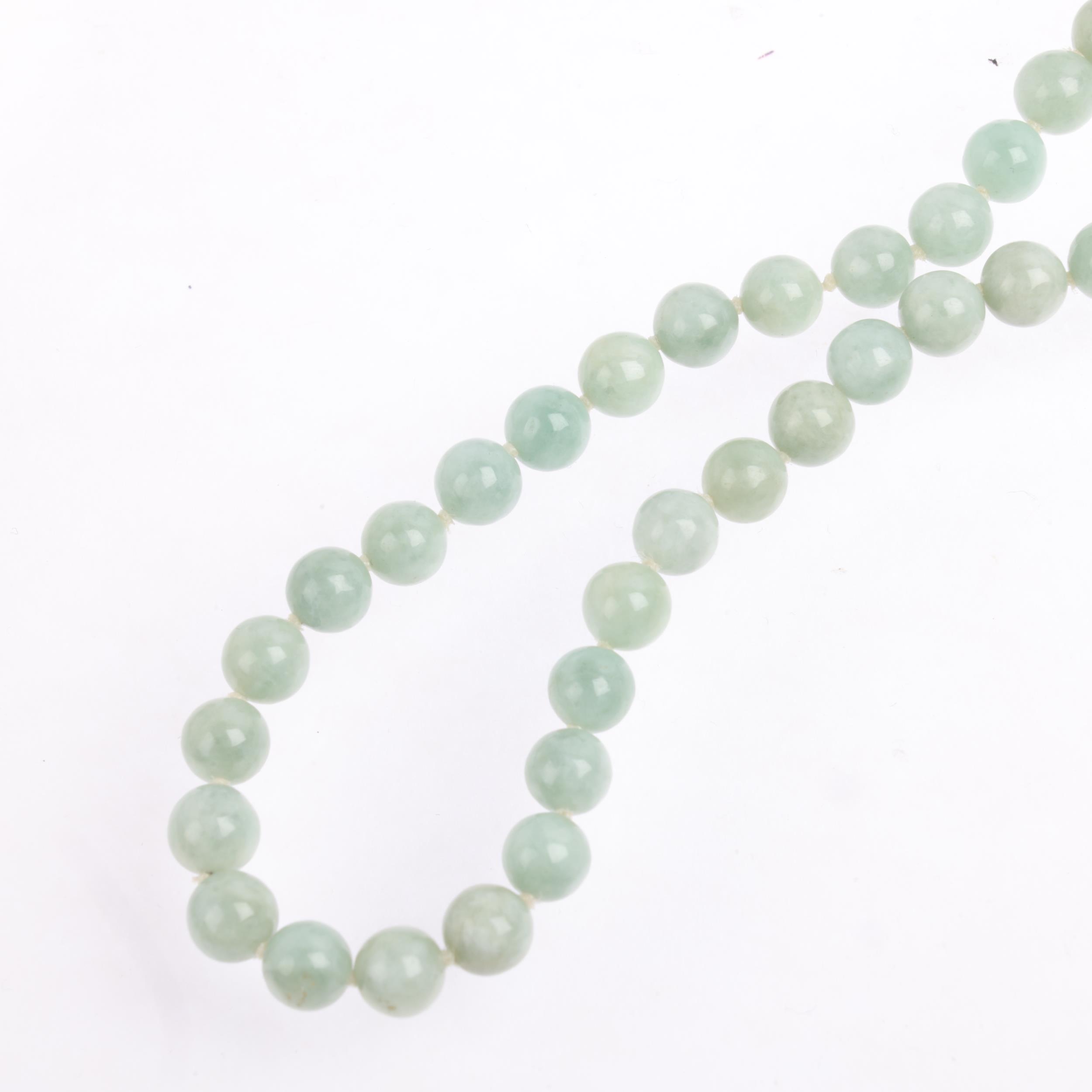 A single-row polished jade bead necklace, with 14ct gold clasp, beads measure 6.1mm, 44cm, 27.3g - Image 3 of 4