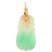 A Chinese carved jade gourd fruit pendant, with unmarked 21ct gold mount, 32.3mm, 3.9g Condition