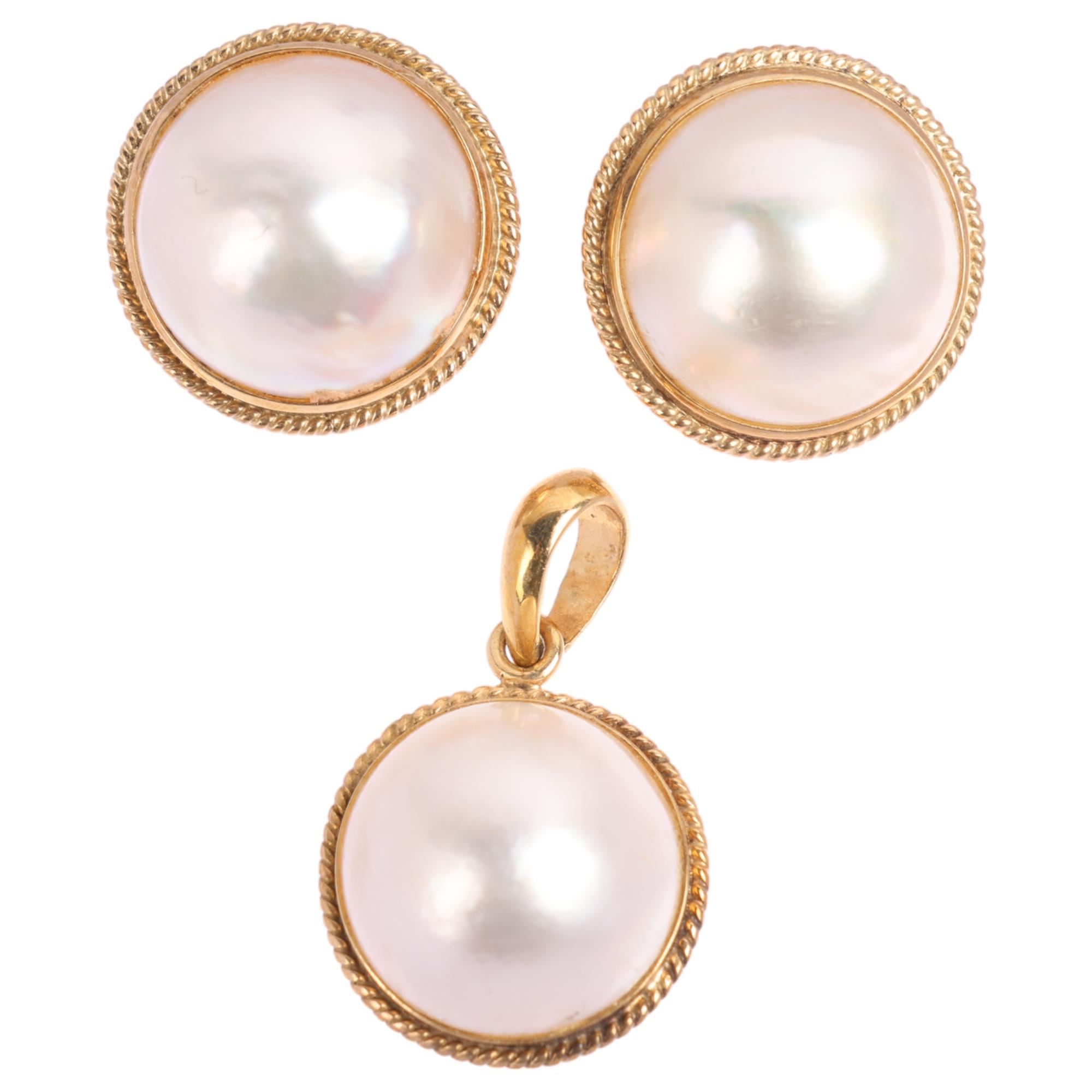 A 9ct gold Mabe pearl pendant and earring set, pendant 20mm, stud earrings 13.3mm, 5g total (2)