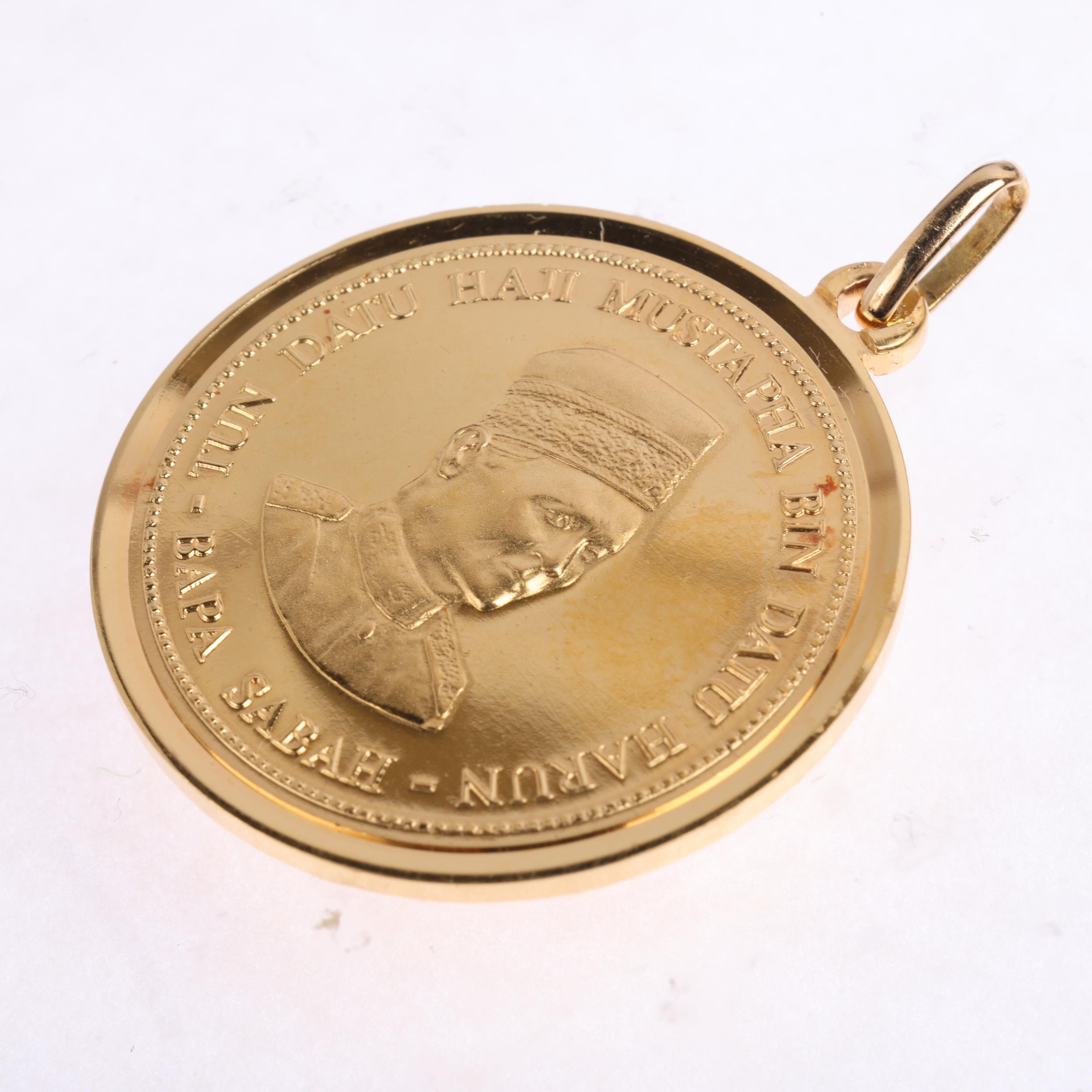 A Malaysian 1973 high carat gold commemorative coin pendant, Datu Mustapha Datu Harun, 29.8mm, 19.8g - Image 3 of 4