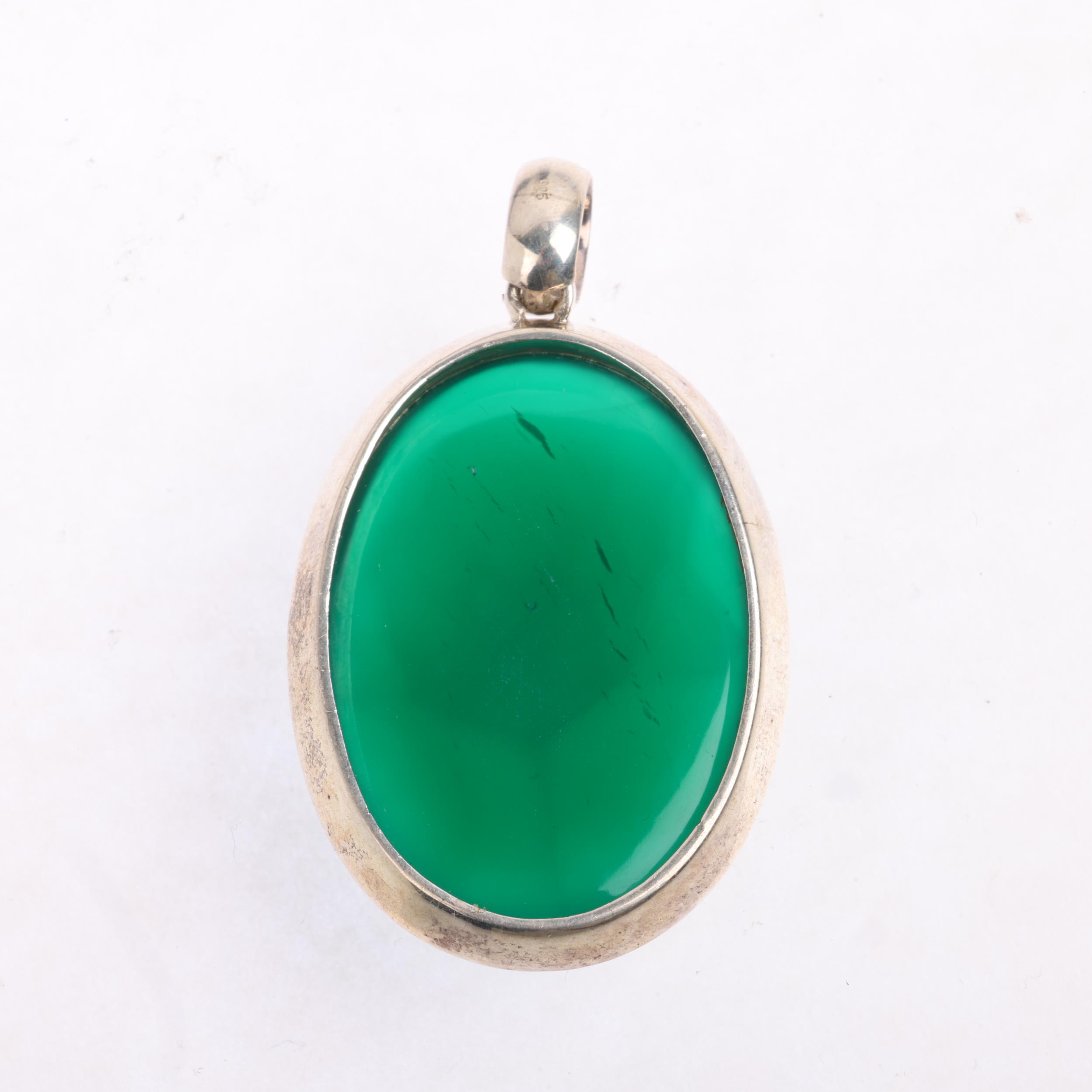 A large silver chalcedony pendant, set with oval cabochon chalcedony, 50.4mm, 17.2g Condition - Bild 3 aus 3