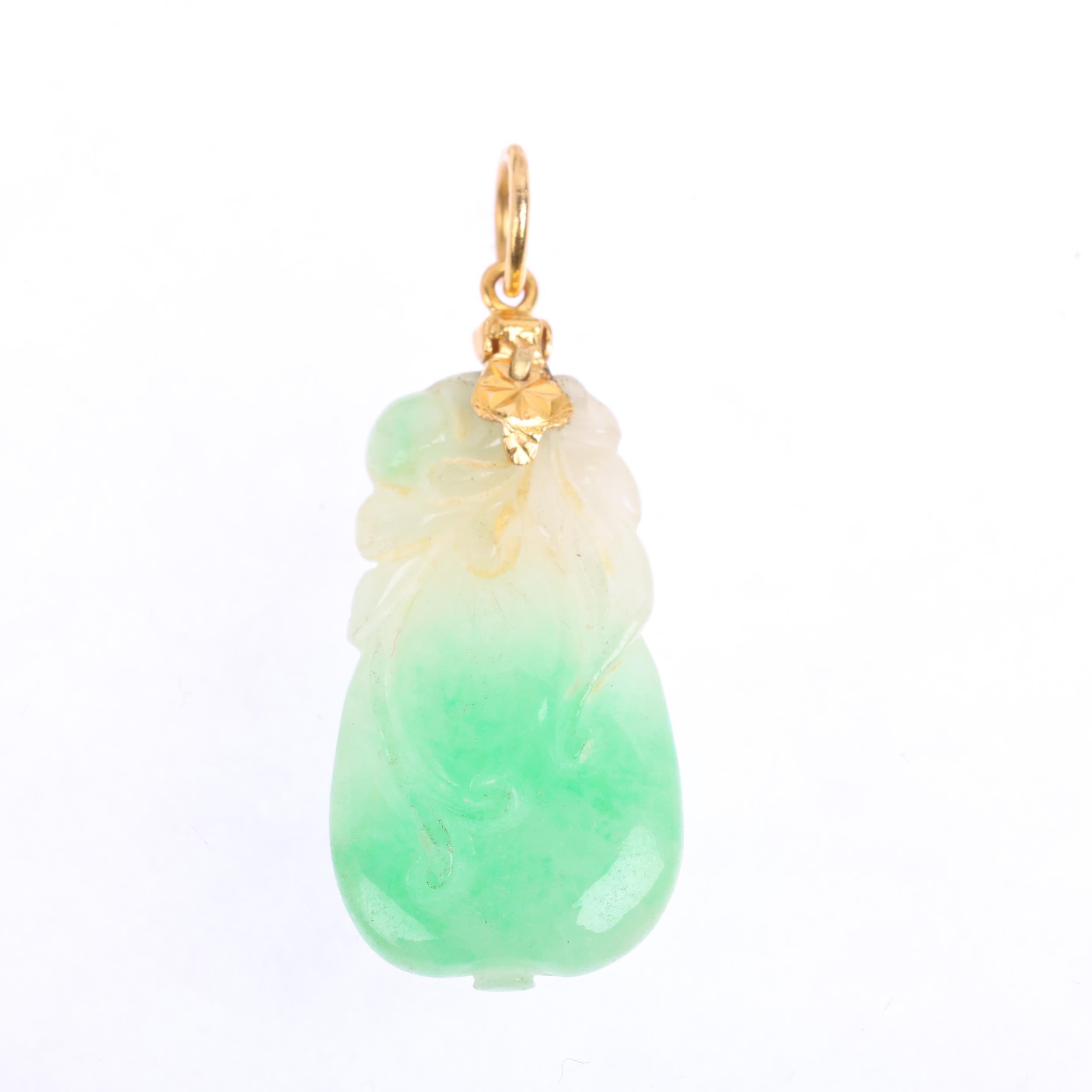 A Chinese carved jade gourd fruit pendant, with unmarked 21ct gold mount, 32.3mm, 3.9g Condition - Image 3 of 4