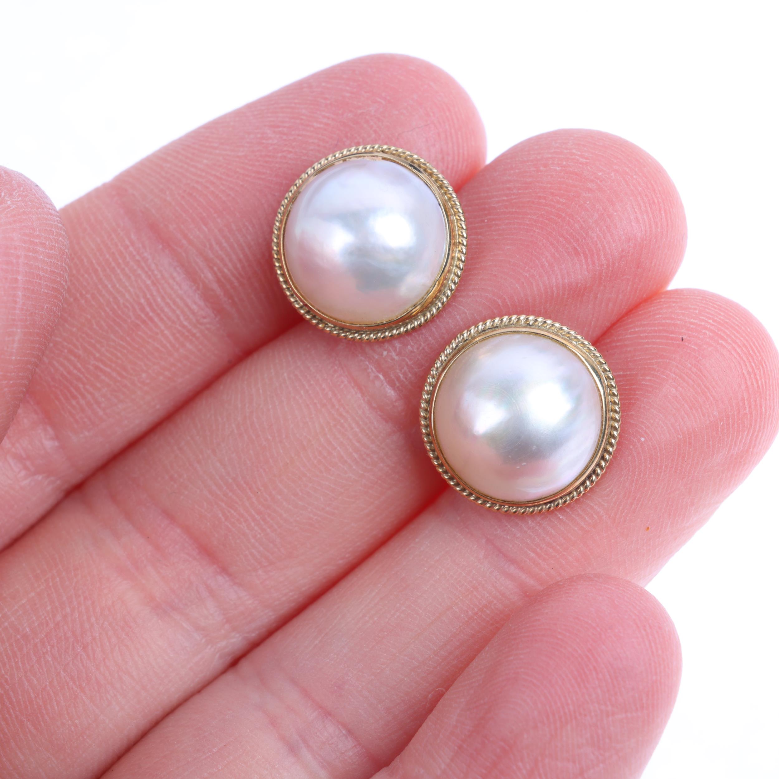 A 9ct gold Mabe pearl pendant and earring set, pendant 20mm, stud earrings 13.3mm, 5g total (2) - Image 4 of 4