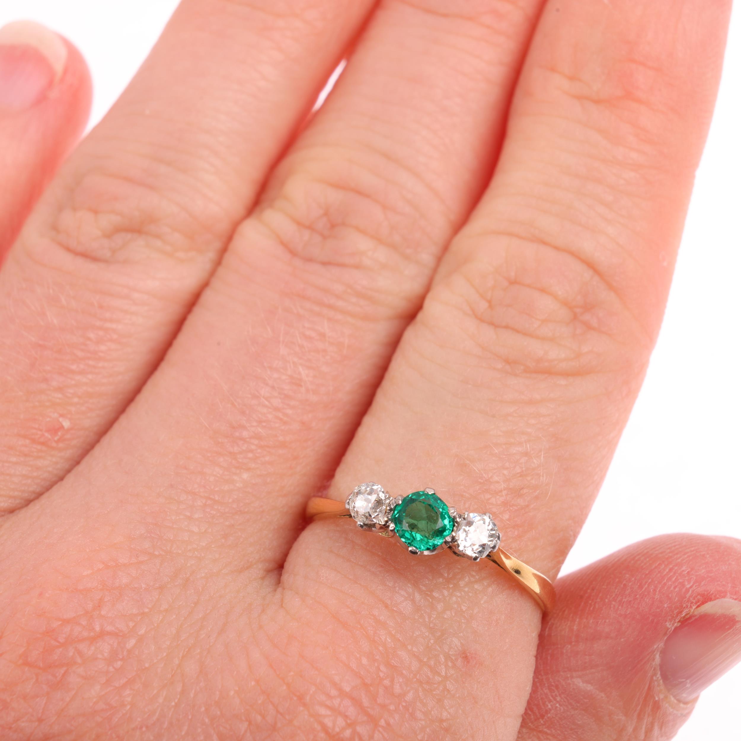 An Art Deco 18ct gold three stone emerald and diamond ring, platinum-topped set with round-cut - Image 4 of 4