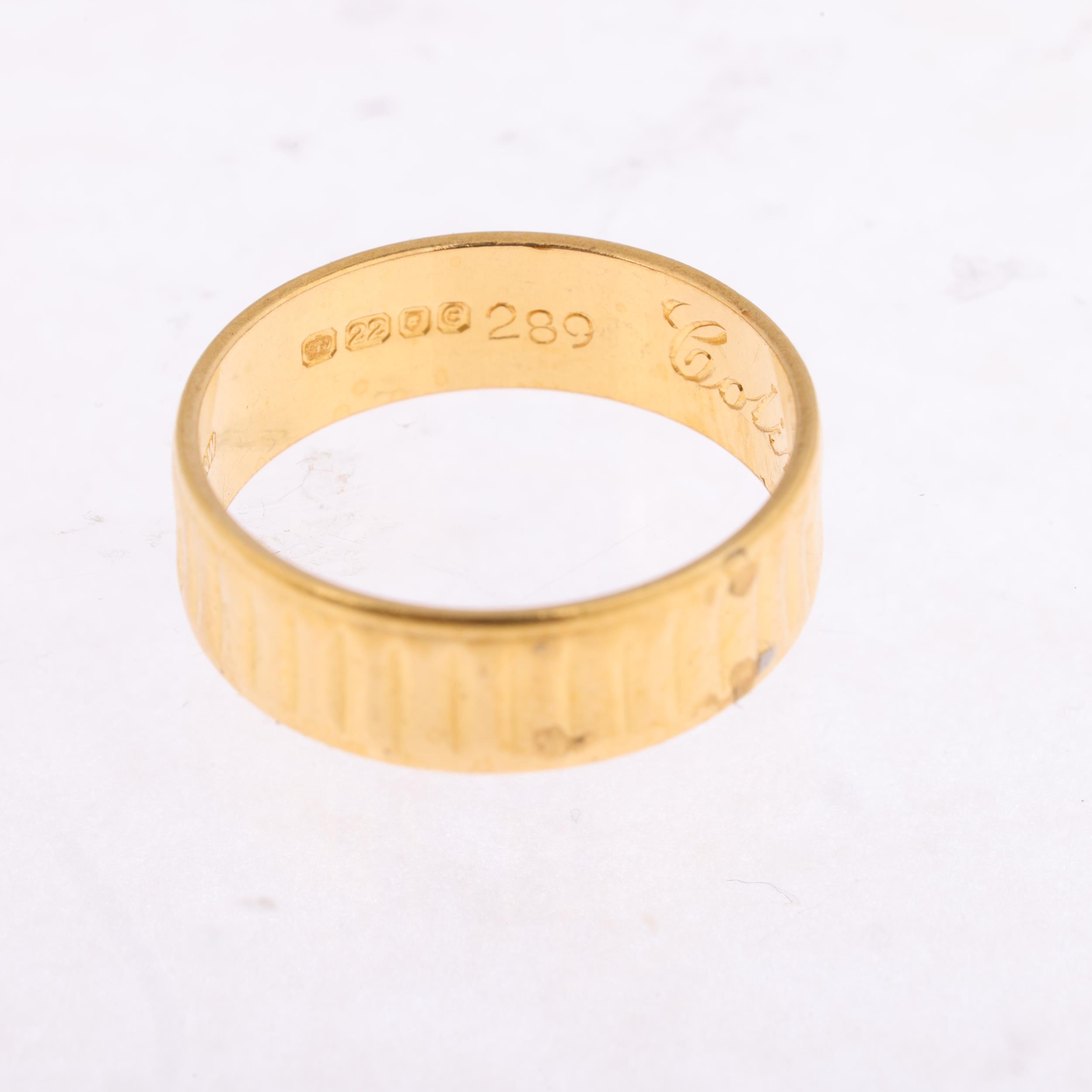 A mid-20th century 22ct gold wedding band ring, maker S&W, London 1960, engraved decoration, band - Image 3 of 4