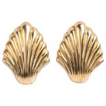 A pair of Continental 9ct gold shell earrings, with clip and post fittings, 23.1mm, 4.6g Condition