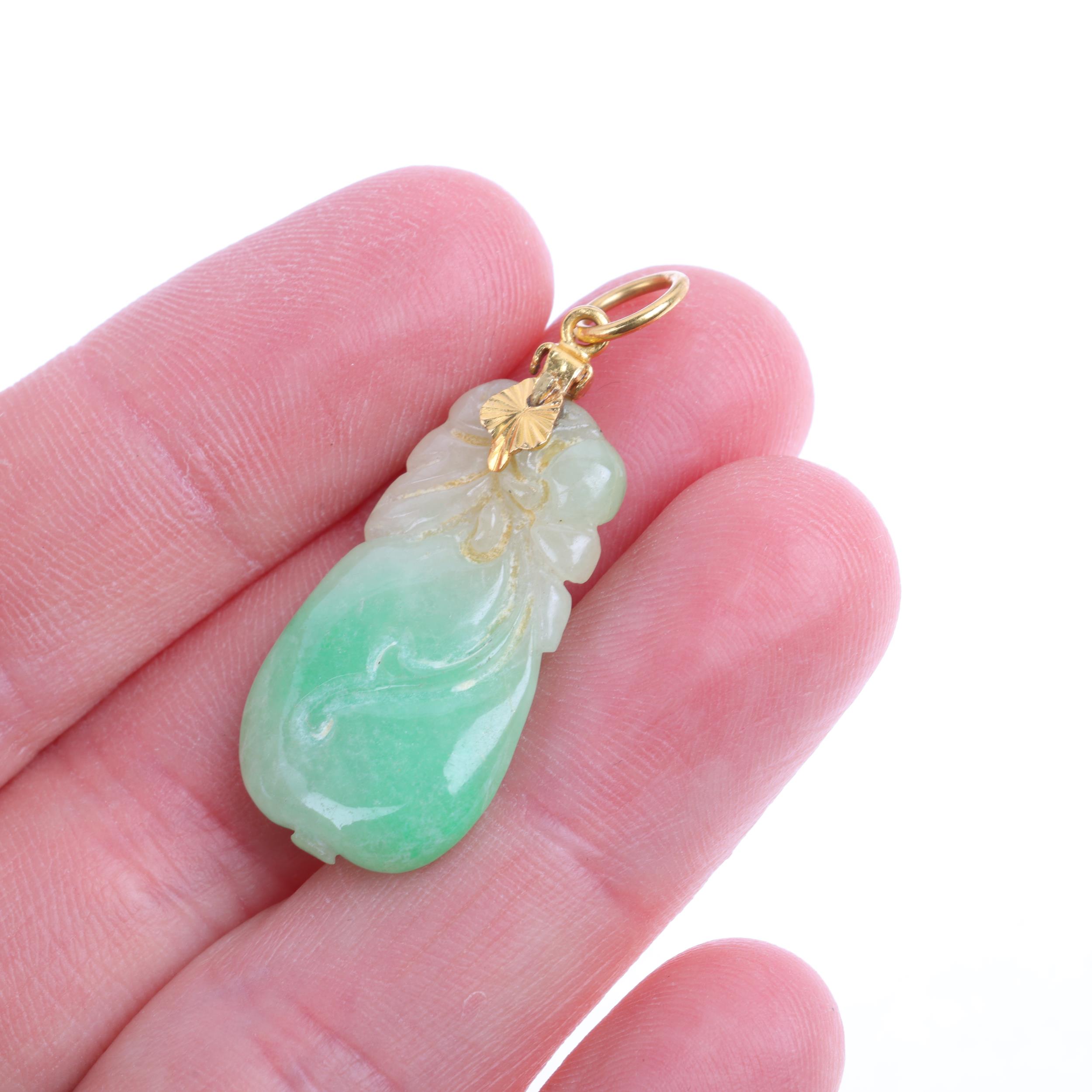 A Chinese carved jade gourd fruit pendant, with unmarked 21ct gold mount, 32.3mm, 3.9g Condition - Image 4 of 4