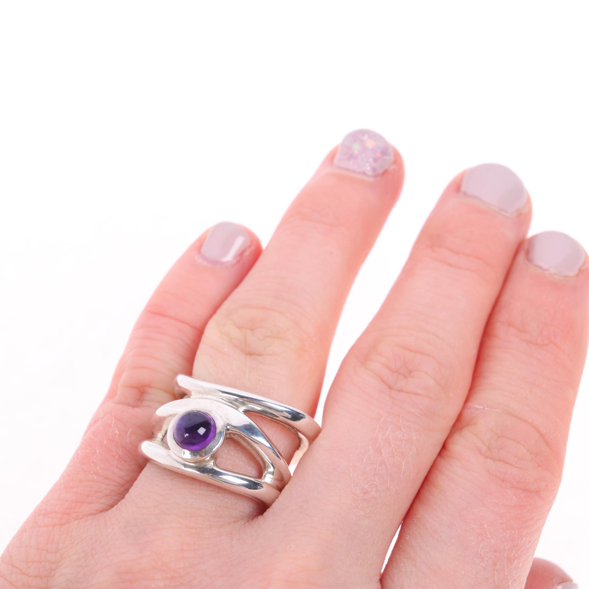 A sterling silver amethyst abstract band ring, set with round cabochon amethyst, setting height 14. - Image 3 of 3