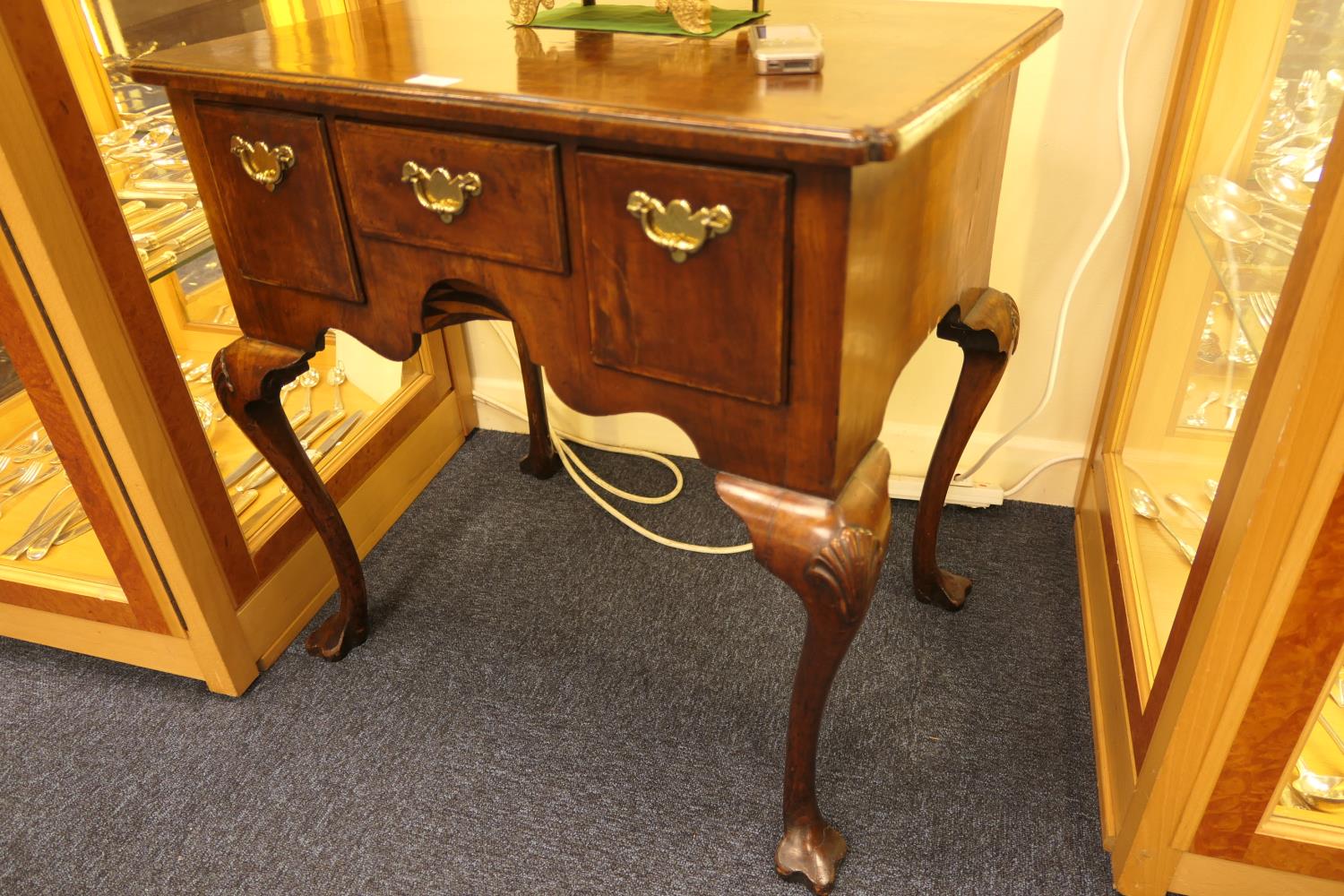 Queen Anne style walnut lowboy, feather banded top with kick-in corners, over three drawers with - Image 2 of 7