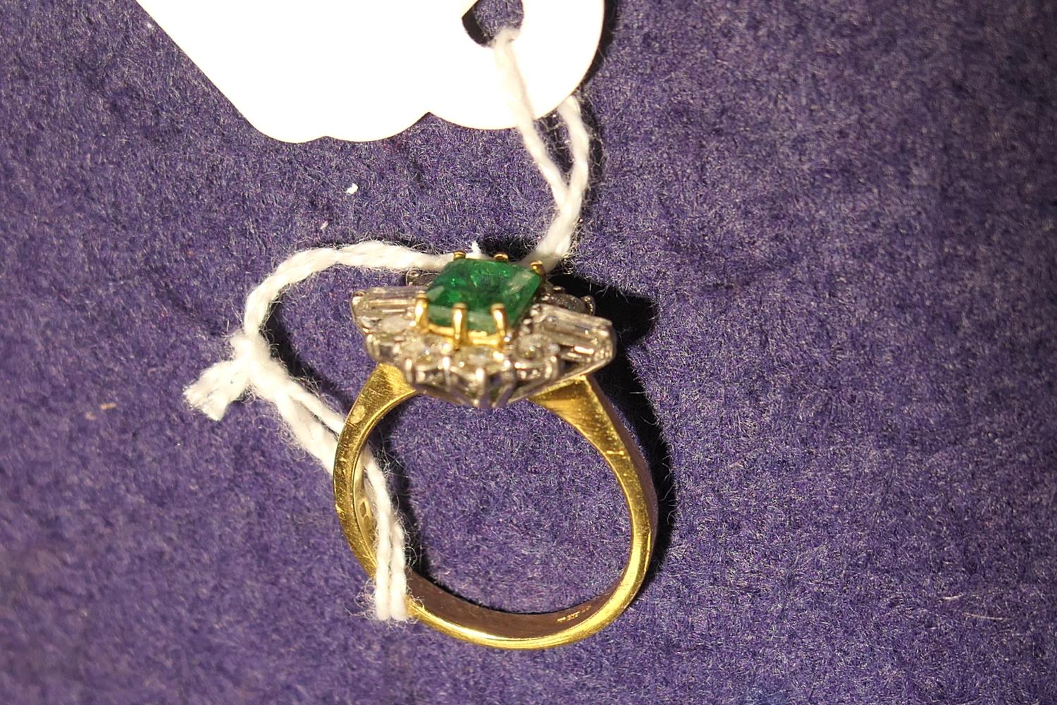 Emerald and diamond cluster ring, square cut emerald of approx. 1ct, flanked by two baguette - Image 5 of 6