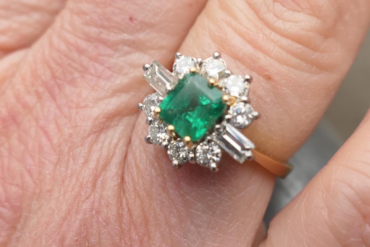 Emerald and diamond cluster ring, square cut emerald of approx. 1ct, flanked by two baguette - Image 2 of 6