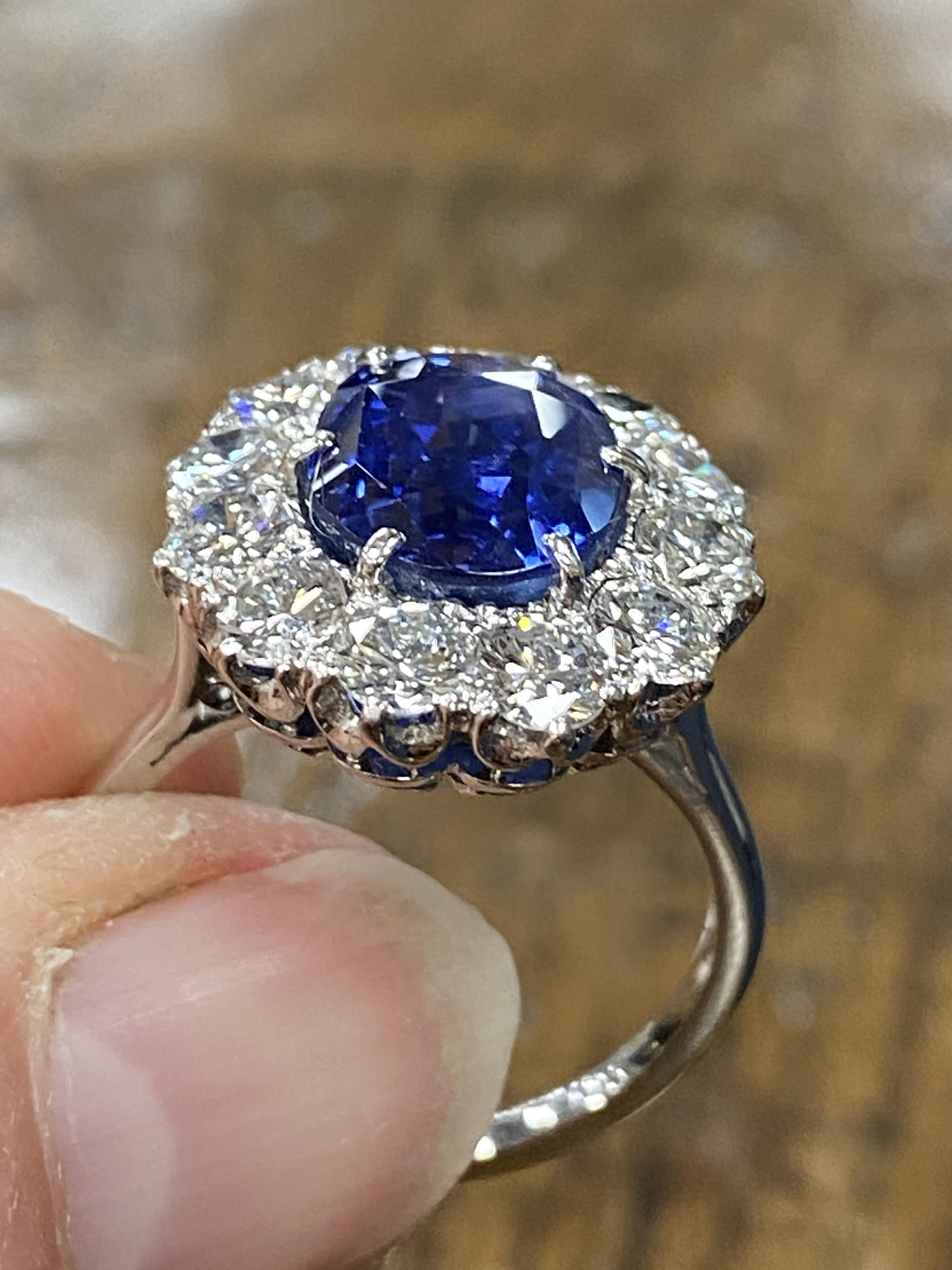 Fine sapphire and diamond cluster ring by Boodles, the mixed cushion cut natural sapphire - Image 7 of 10