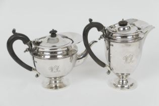 George V silver teapot and matching hot water jug, by Holland, Aldwinckle and Slater, London 1910,