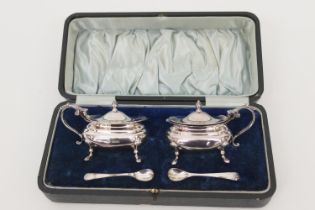 George V cased silver wet mustard pots, maker HW, Sheffield 1912, each with clear glass liner and