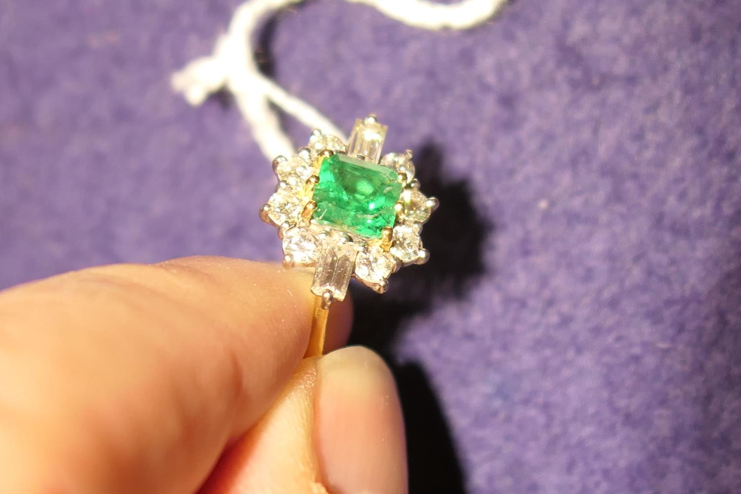 Emerald and diamond cluster ring, square cut emerald of approx. 1ct, flanked by two baguette - Image 6 of 6